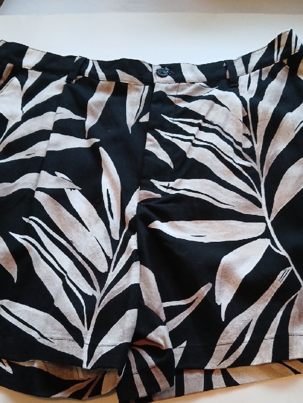 XL Printed Black & Cream Tropical-Leaf High Rise Shorts  60%Rayon 20%Linen Blend - Picture 4 of 10
